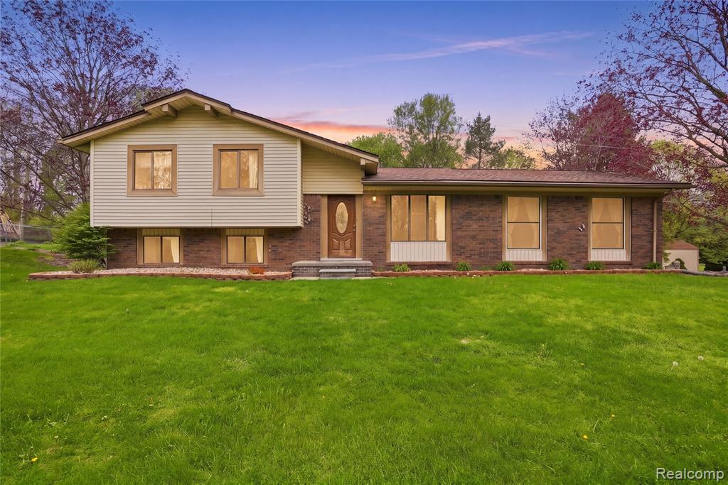 1525 E Dawson Road, Milford, MI 48381 — front exterior
