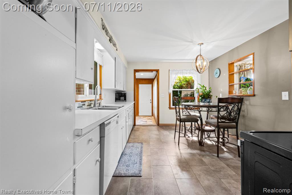 5615 Althea Street, Utica, MI 48316 — Photo 9