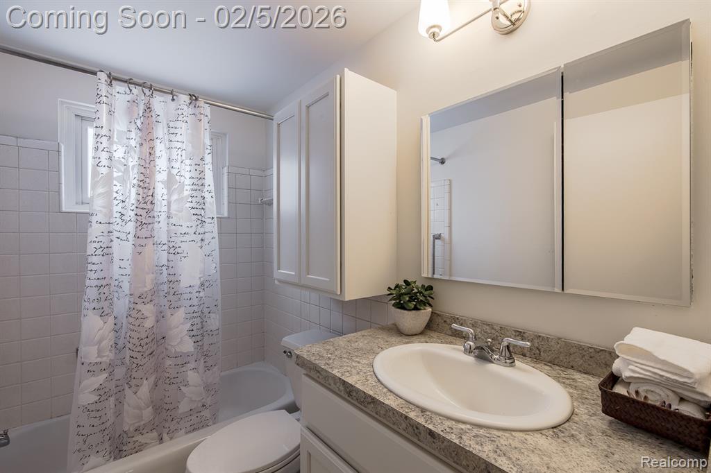 21123 Laurelwood Street, Farmington, MI 48336 — Photo 22