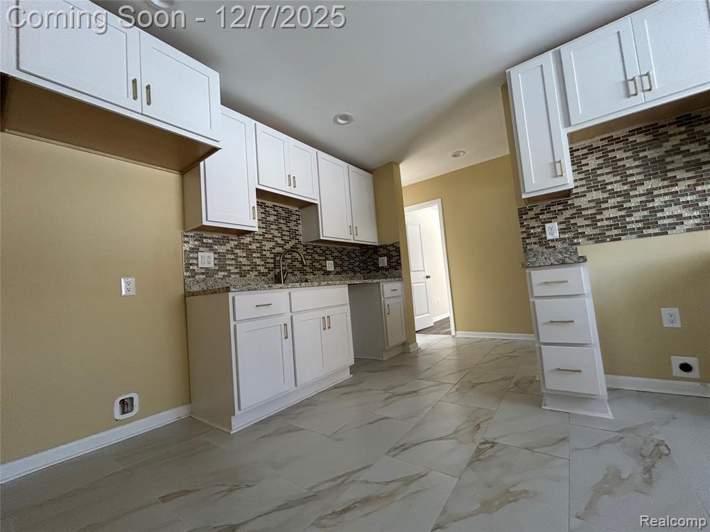 2488 Willow Beach Street, Keego Harbor, MI 48320 — Photo 18