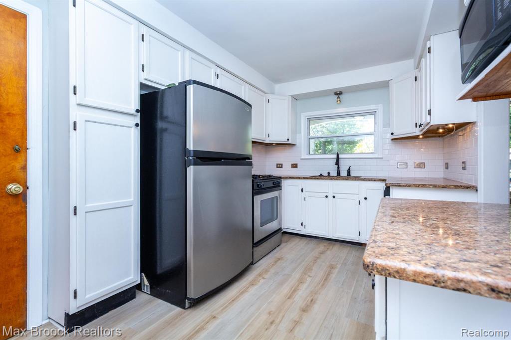 4120 Lotus Drive, Waterford, MI 48329 — Photo 13