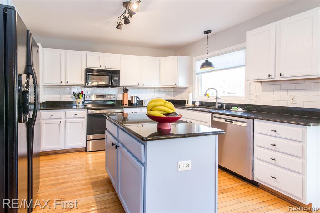 8598 GOLF LANE Drive, Commerce Twp, MI 48382 — Photo 35