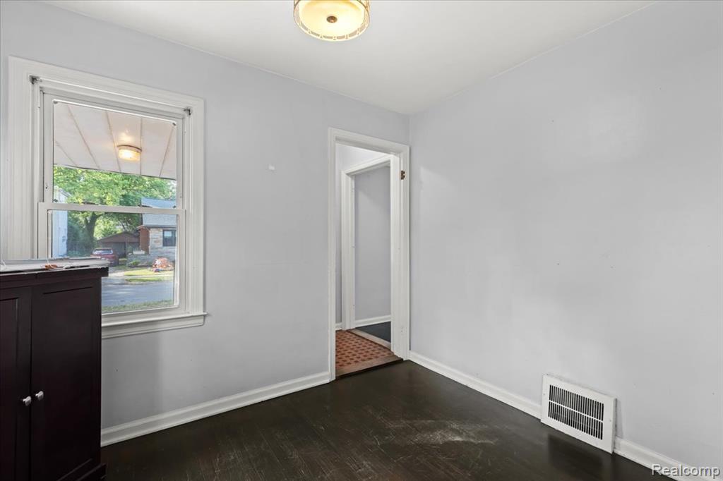 630 W Troy Street, Fenton, MI 48220 — Photo 8