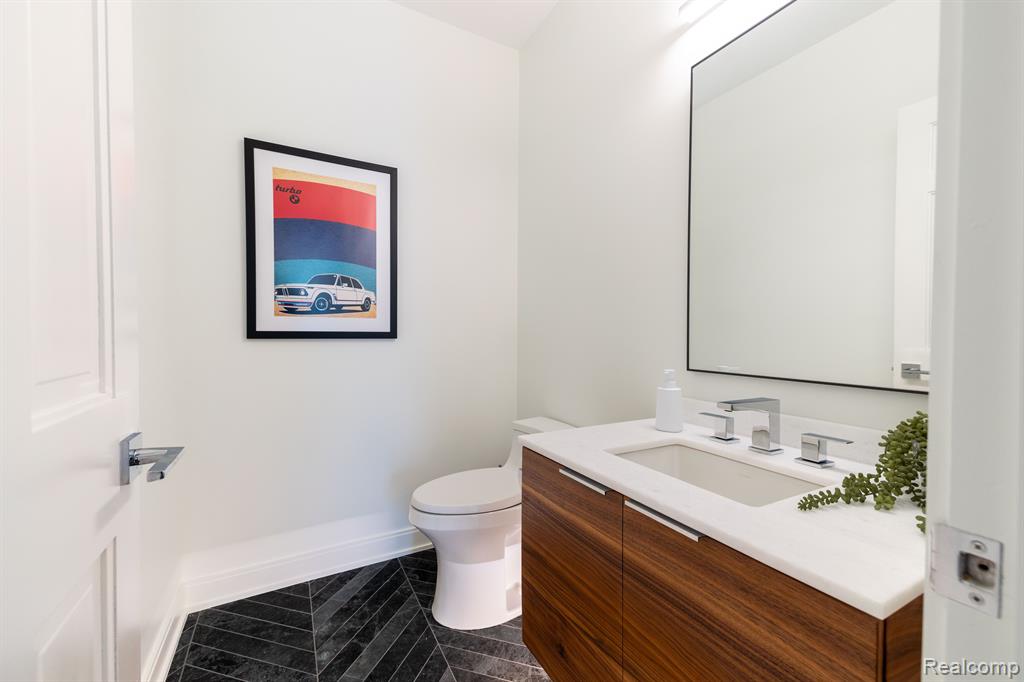 655 CANTERBURY Road, Grosse Pointe Woods, MI 48236 — Photo 27