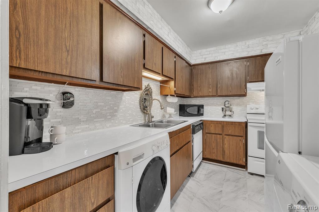 1842 COLONIAL VILLAGE Way, 2, Waterford, MI 48328 — Photo 17