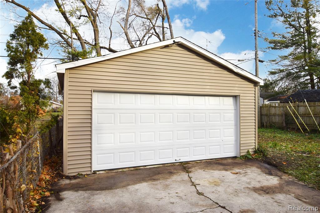 4822 Birchcrest Drive W, Flint, MI 48504 — Photo 15