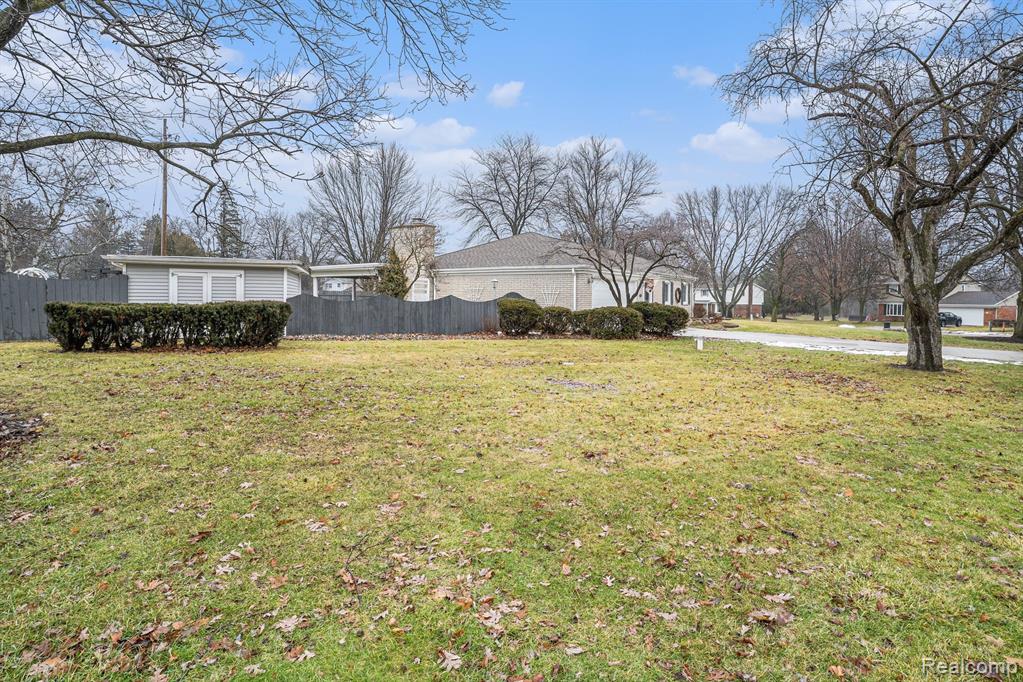 4361 Crestknoll Drive, Grand Blanc, MI 48439 — Photo 31