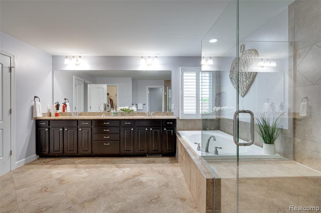 47576 VALENCIA Circle, Novi, MI — Photo 54