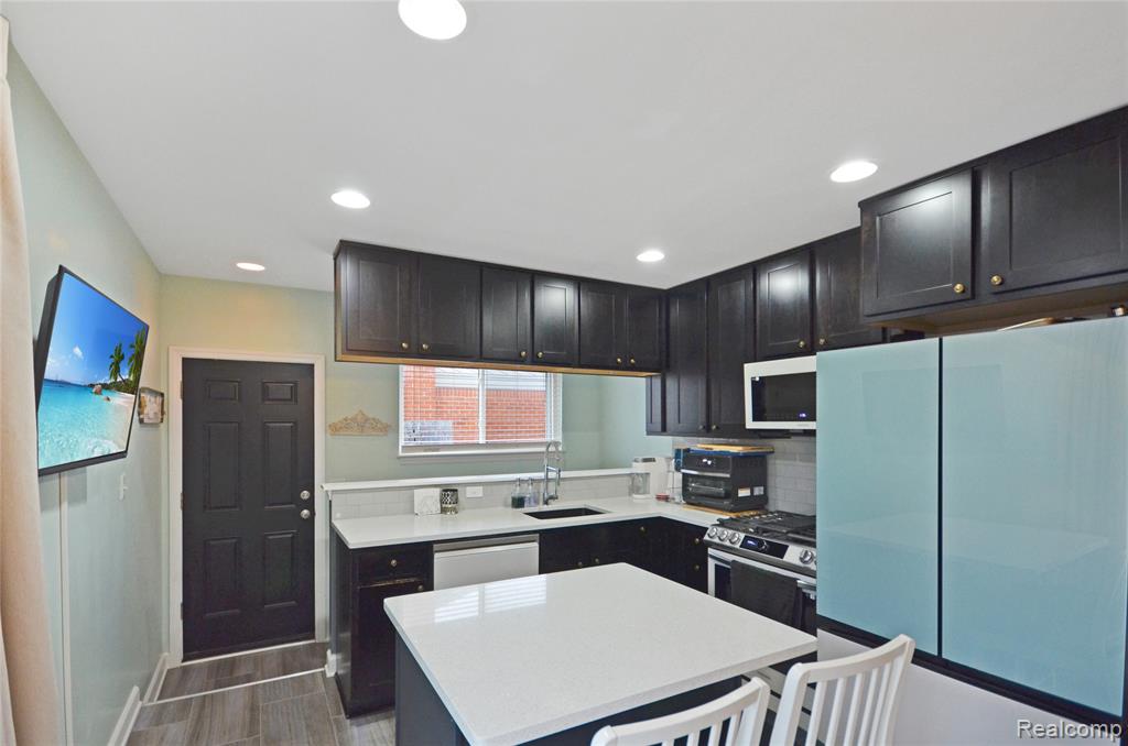 9015 Headley Drive, Sterling Heights, MI 48314 — Photo 8