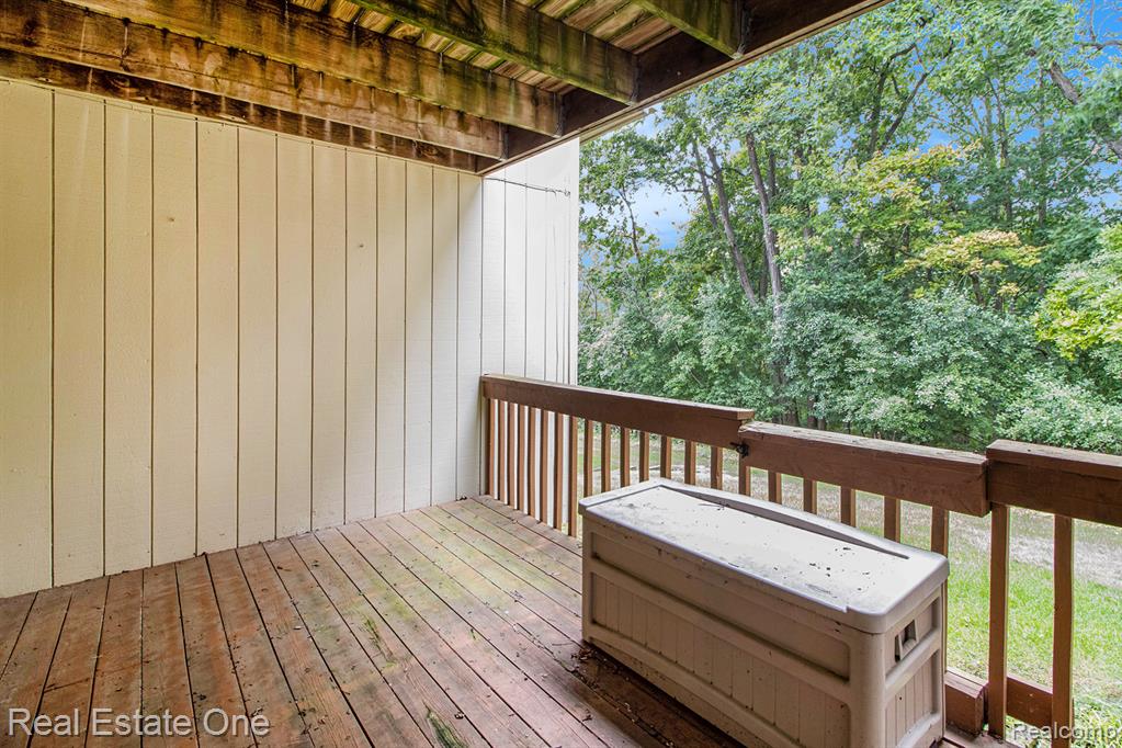 5537 Walnut Circle W, West Bloomfield, MI — Photo 11