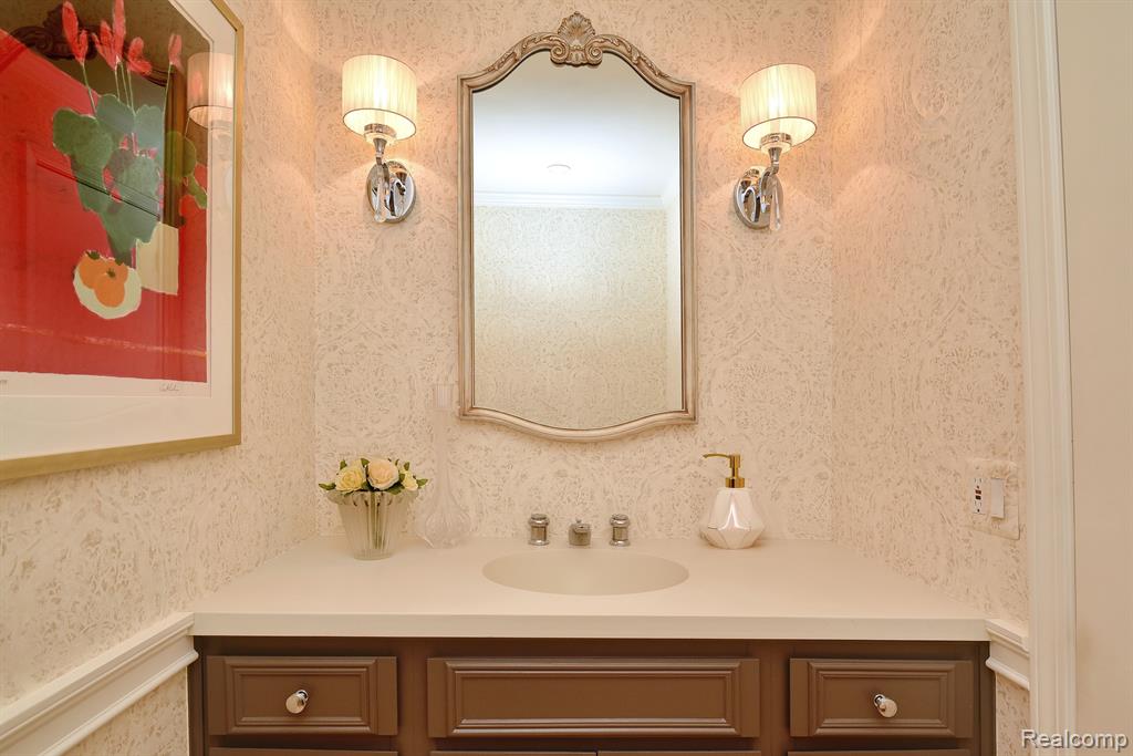 1943 PINE RIDGE Court, Bloomfield Hills, MI 48302 — Photo 18