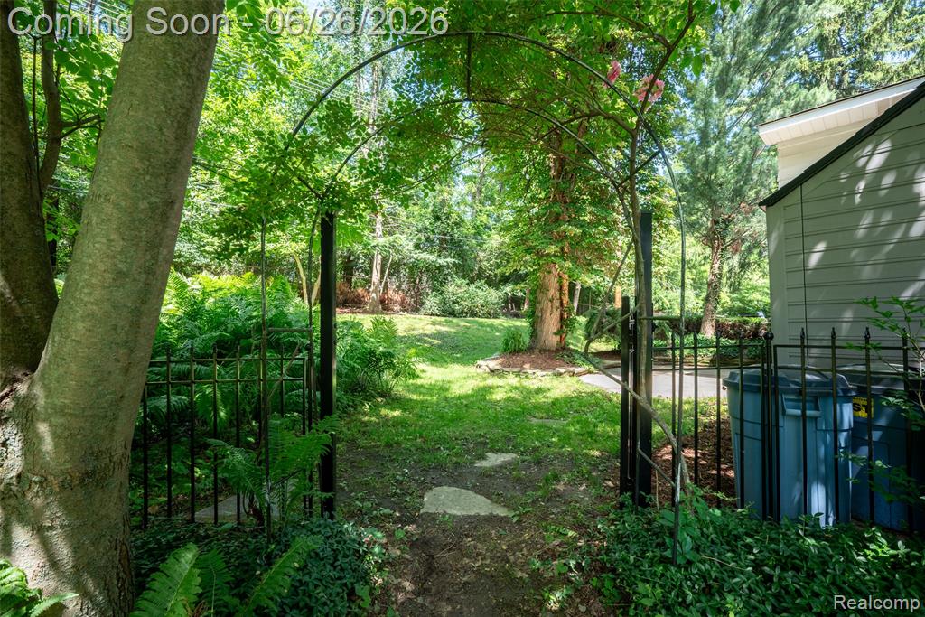 6826 Spruce Drive, Bloomfield Hills, MI 48301 — Photo 34