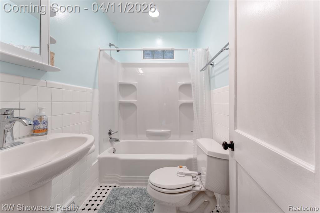 23033 Hawthorne Street, Farmington, MI 48336 — Photo 10