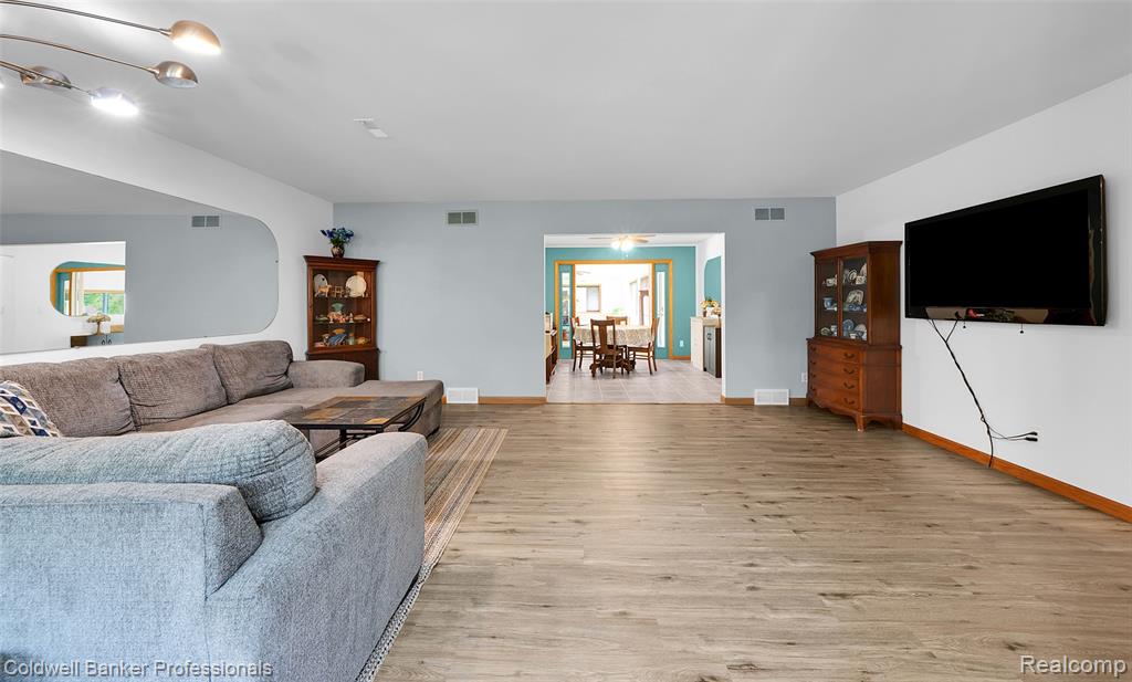 60 E Oakwood Road, Oxford, MI 48371 — Photo 8