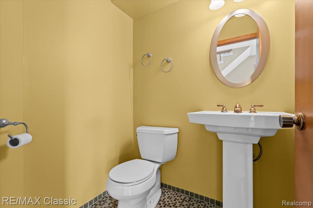 4432 Ravinewood Drive, Commerce Twp, MI 48382 — Photo 22
