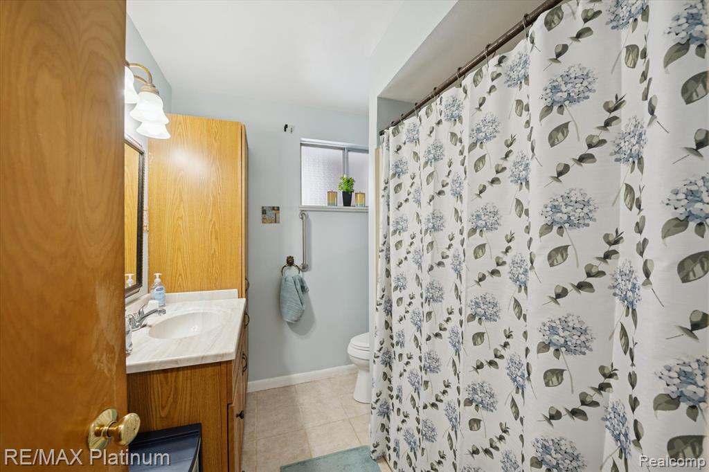 707 Briarwood Lane, Fenton, MI 48430 — Photo 12