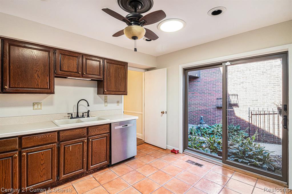 3064 Lindenwood Drive, Dearborn, MI 48120 — Photo 5