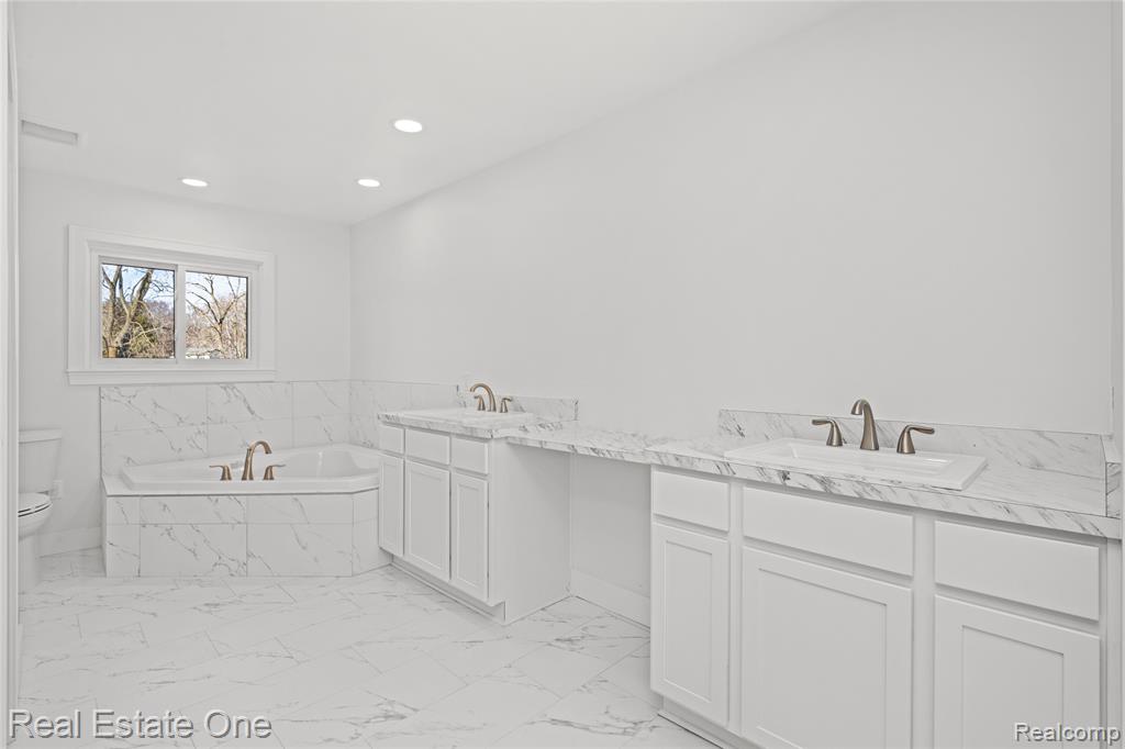 5742 Springwater Lane, West Bloomfield, MI — Photo 29