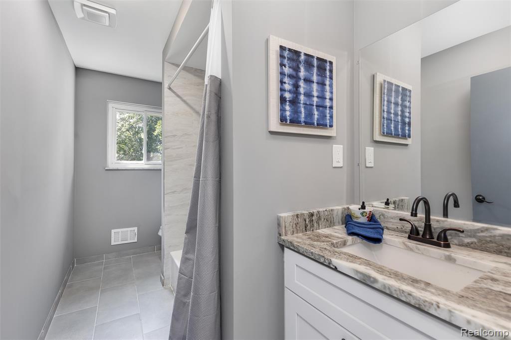 9844 Klais Court, Clarkston, MI 48348 — Photo 7