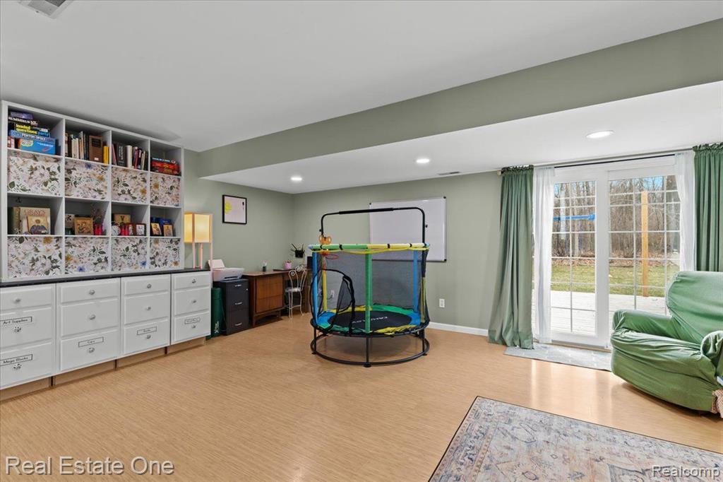 573 CARRIAGE HILL Drive, Fenton, MI 48430 — Photo 21