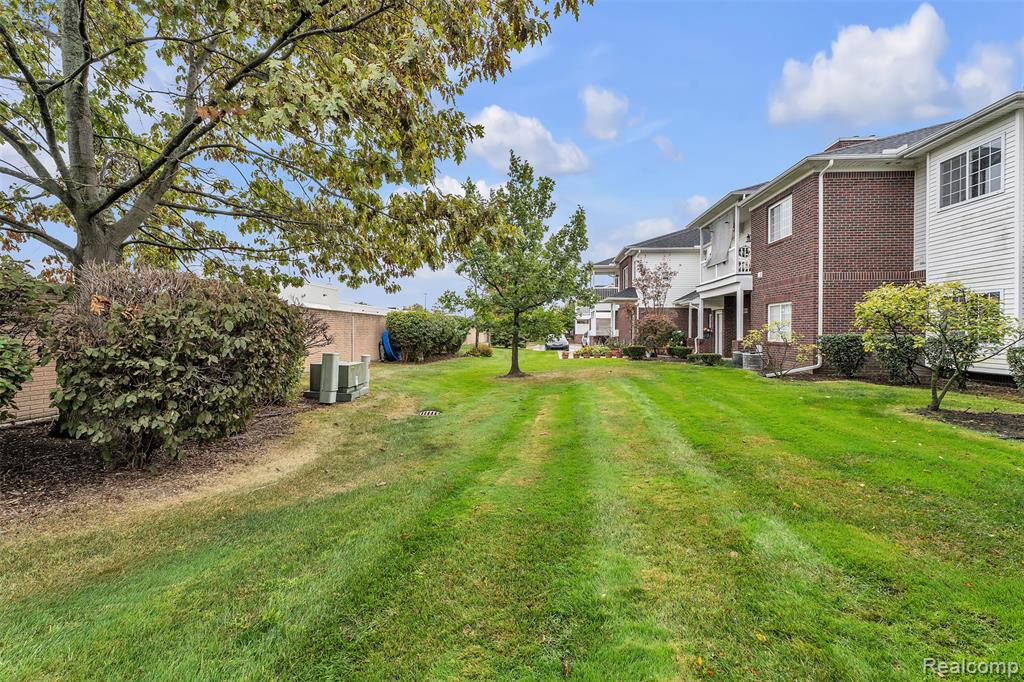 5589 TWIN OAKS Drive, Sterling Heights, MI 48314 — Photo 40