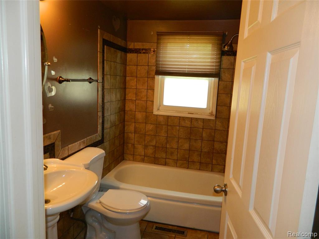 5120 Esta Drive, Flint, MI 48506 — Photo 12