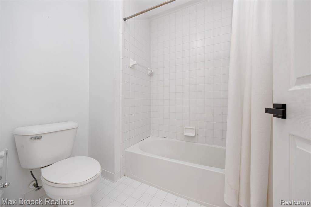 6986 Crosswell Drive, West Bloomfield, MI — Photo 34