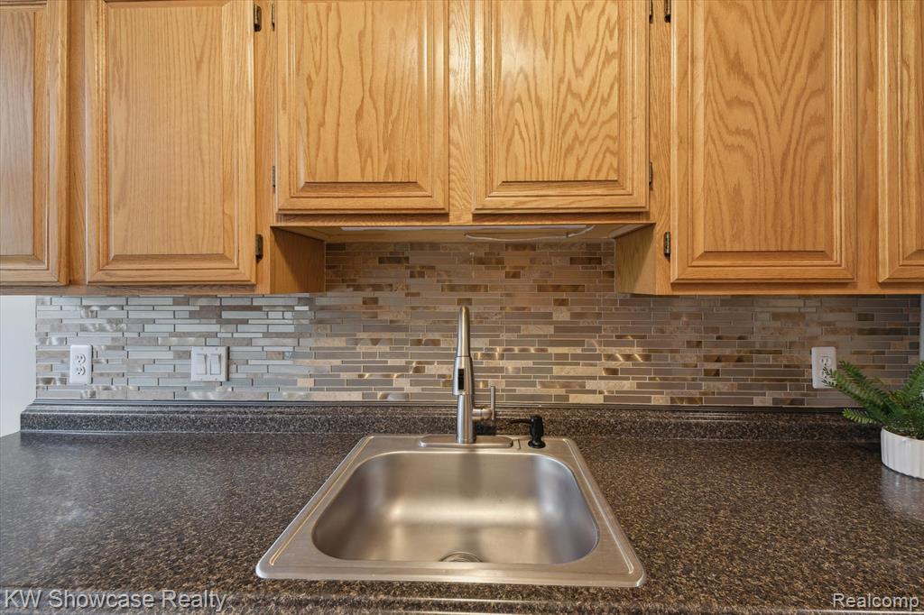 7783 Lake Ridge Drive, Waterford, MI 48327 — Photo 15