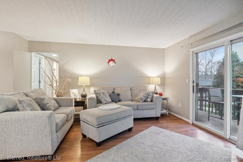 262 PINEWOOD Drive, Plymouth, MI 48170 — Photo 10