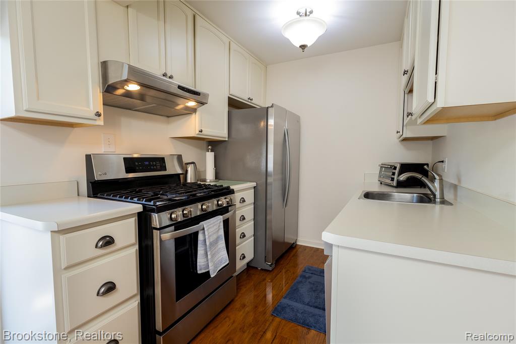 45745 Kensington, Utica, MI 48317 — Photo 10