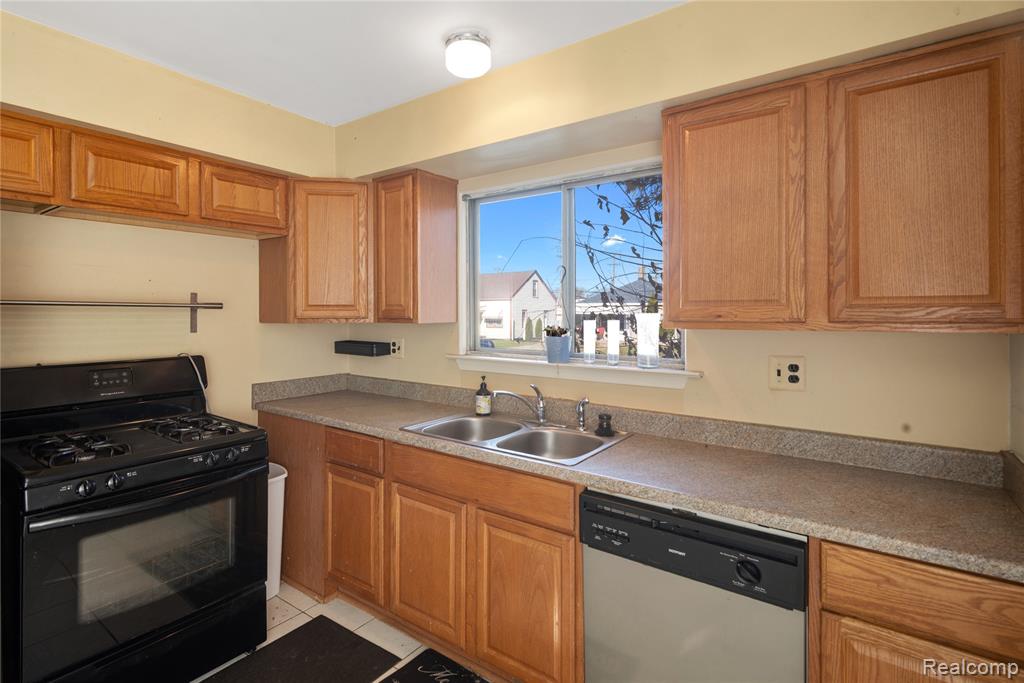 20842 Ridgemont Road, Harper Woods, MI 48225 — Photo 9