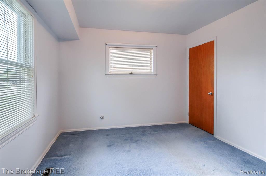 802 W HEMPHILL Road, Flint, MI 48507 — Photo 16