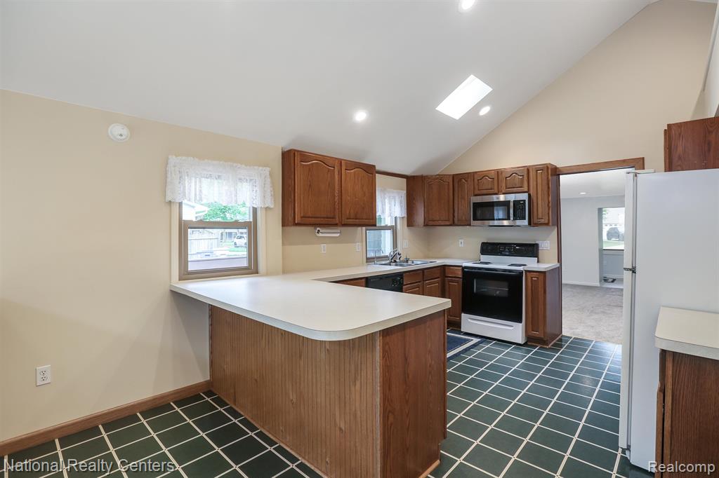 330 BEACHWAY Street, Whitmore Lake, MI 48189 — Photo 21
