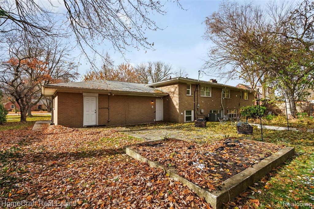 28626 SUNSET Boulevard W, Lathrup Village, MI 48076 — Photo 35