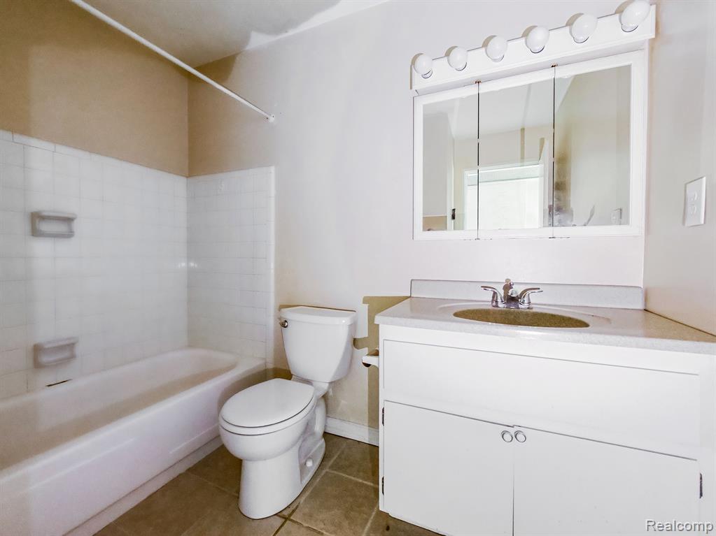 1850 COLONIAL VILLAGE Way, 3, Waterford, MI 48328 — Photo 11