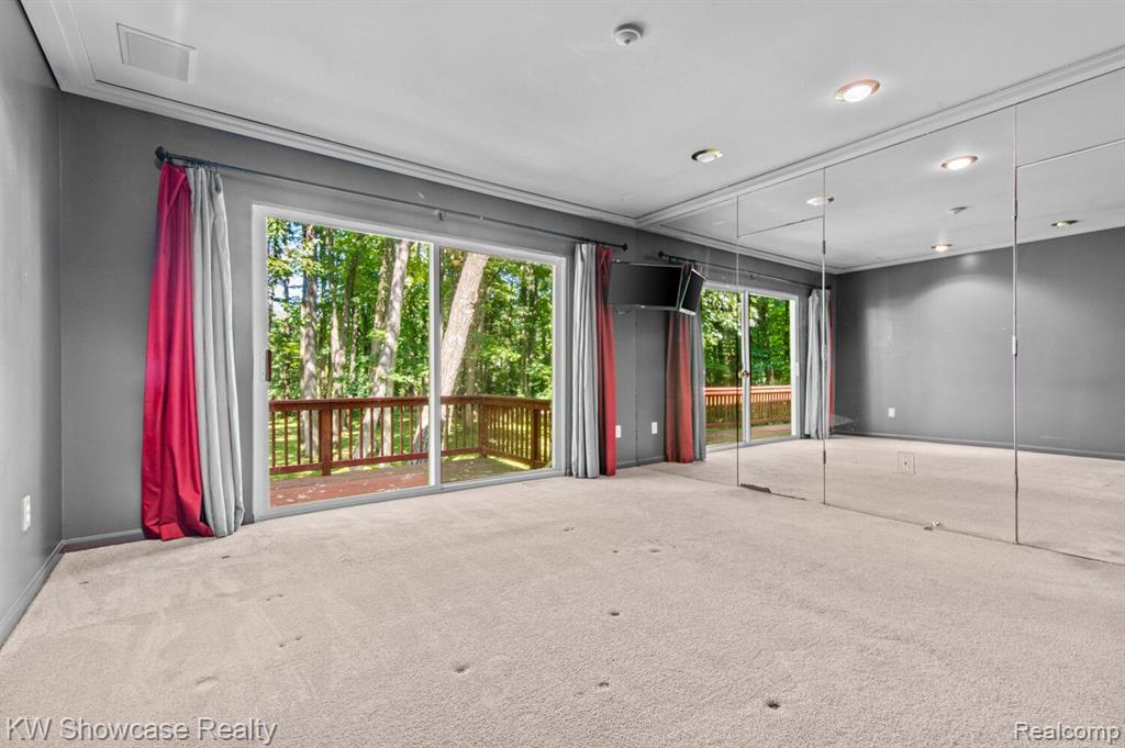 6255 WHISPERING MEADOWS Drive, White Lake, MI 48383 — Photo 32