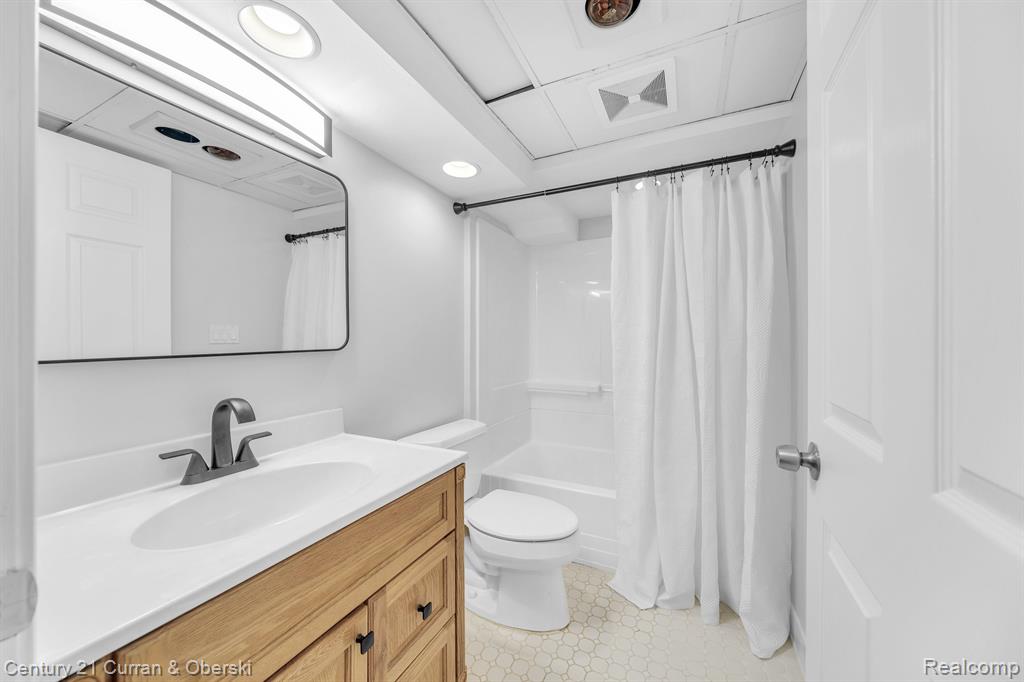 430 S WILLIAMSBURY Road, Bloomfield Hills, MI 48301 — Photo 19