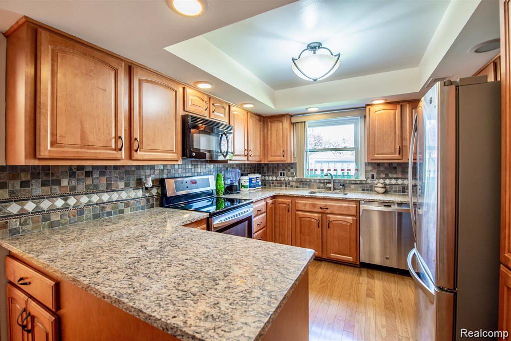 4426 Knightsbridge Lane, West Bloomfield, MI 48323 — Photo 2