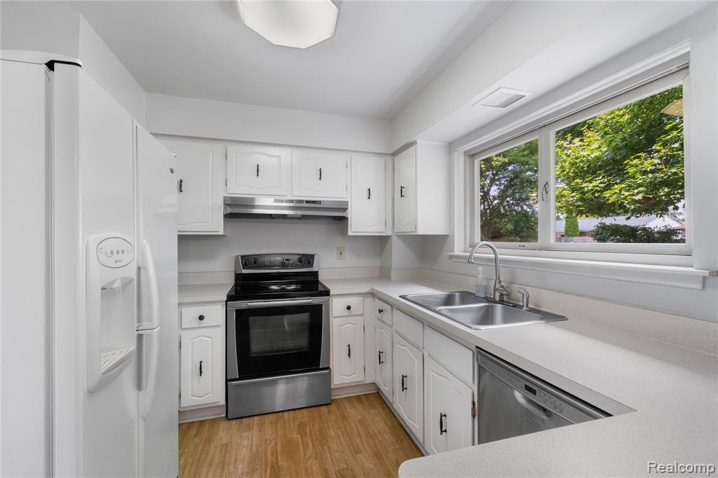 44114 Somerset Square, Canton, MI 48187 — Photo 11