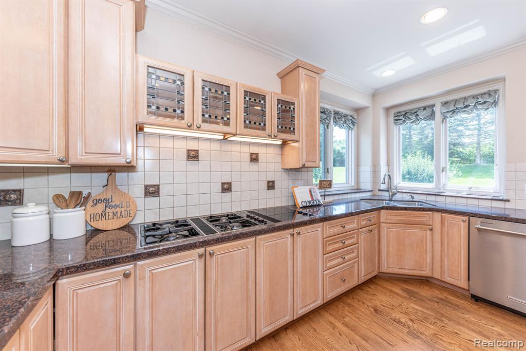 5003 HICKORY POINTE Drive, Orchard Lake Village, MI 48323 — Photo 32