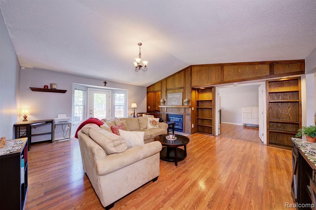 42582 WOODBRIDGE Drive, Canton, MI 48188 — Photo 4