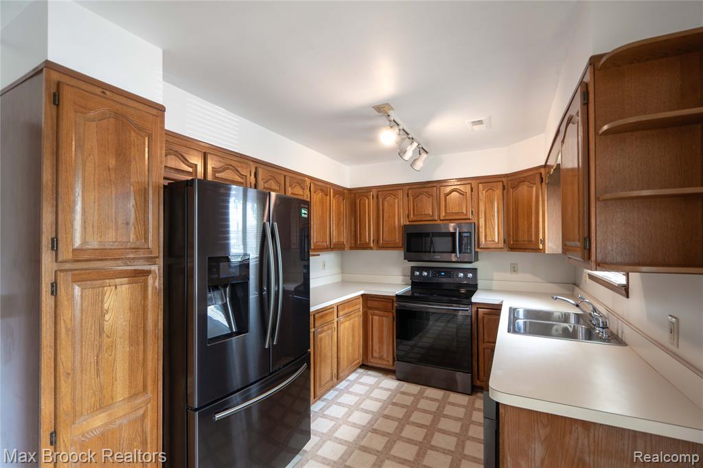 8212 Carrousel Boulevard, Westland, MI — Photo 8