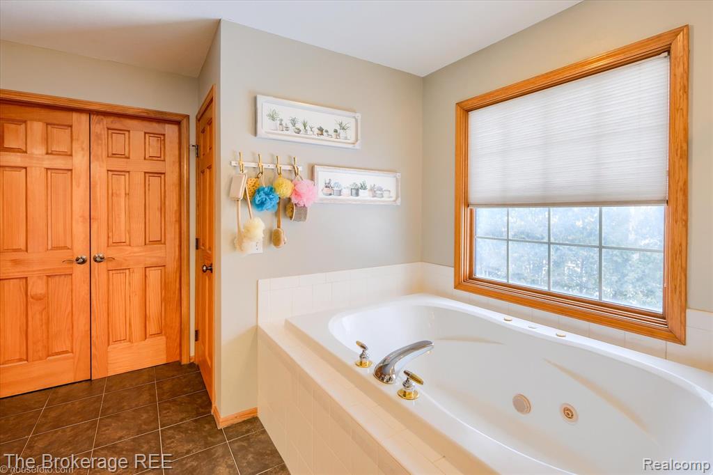 5475 Woodfield Parkway, Grand Blanc, MI 48439 — Photo 60