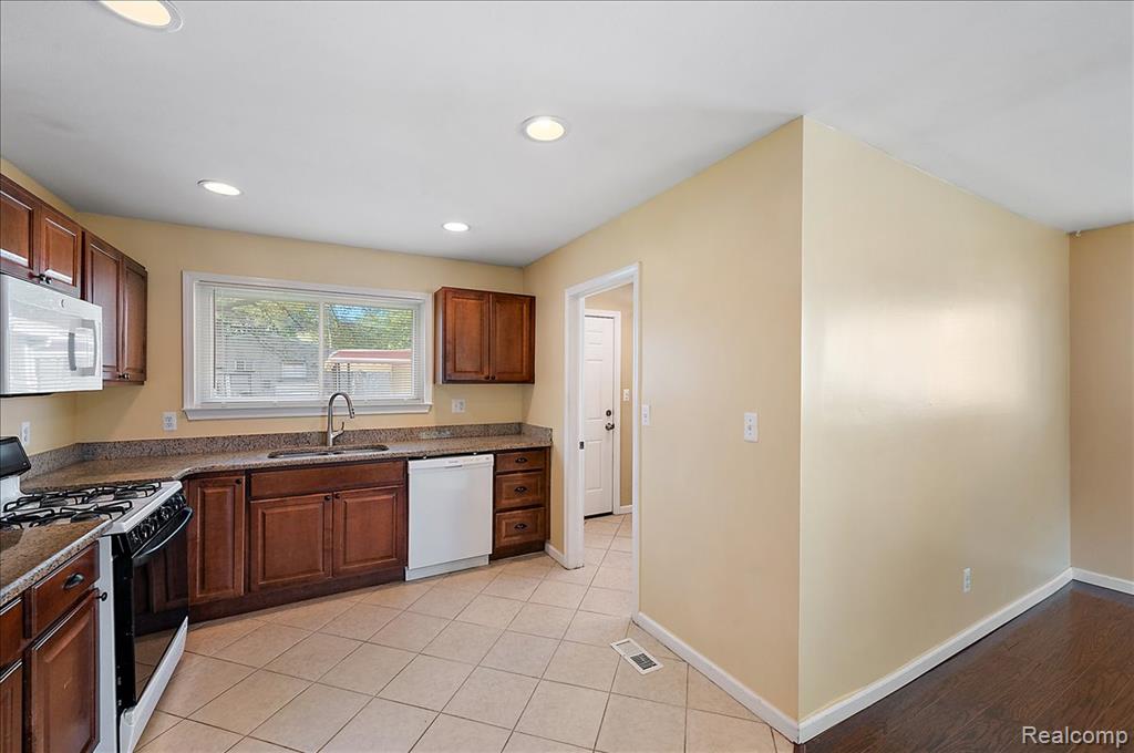 26061 Cameo Court, Madison Heights, MI 48071 — Photo 29