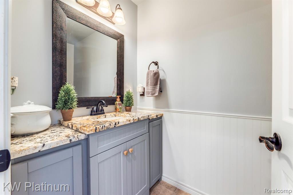 819 E Pointe, Port Huron, MI 48060 — Photo 13