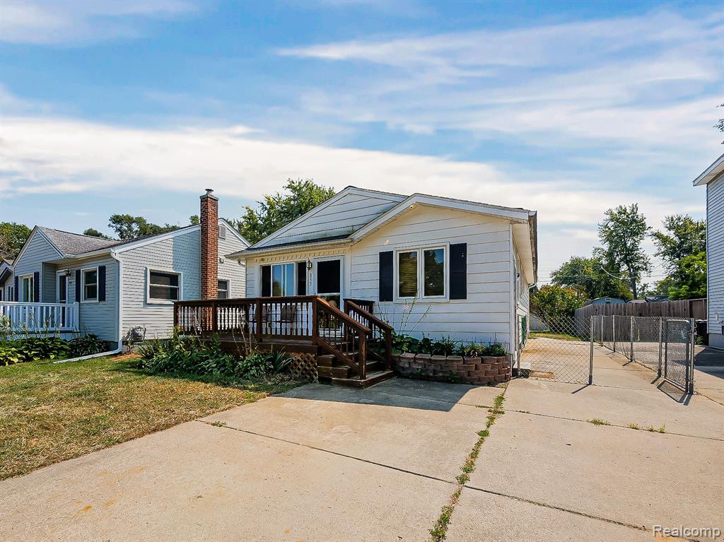 853 ADELAIDE Drive, Wolverine Lake, MI 48390 — Photo 2