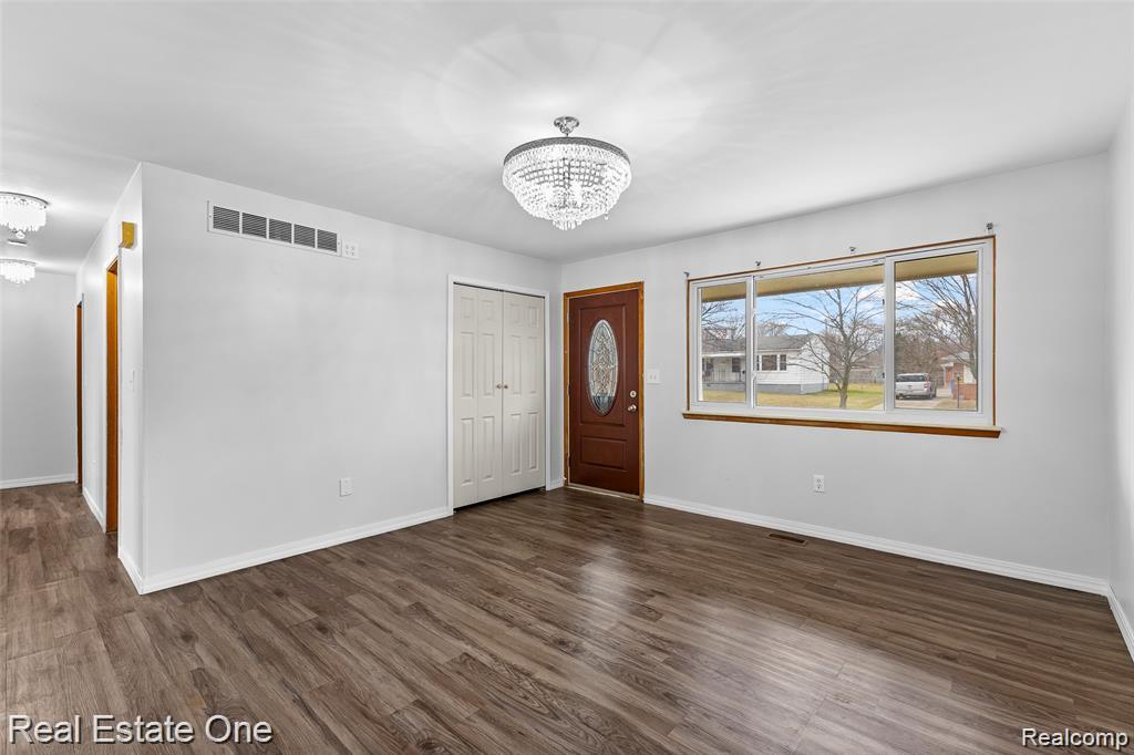 8456 Robindale Avenue, Dearborn Heights, MI 48127 — Photo 4