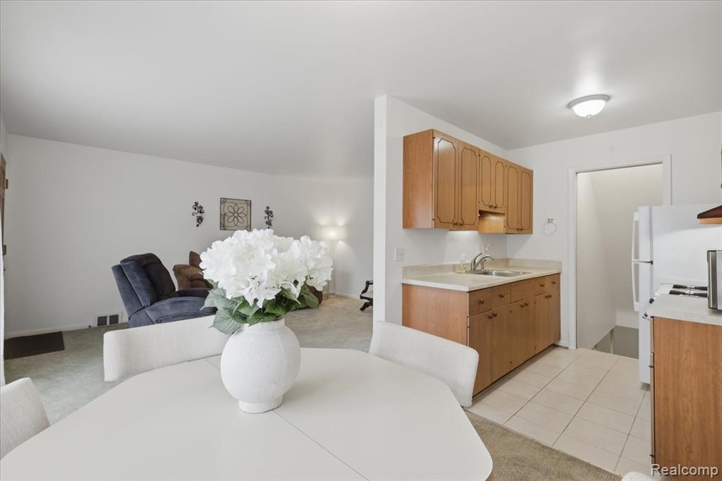 20290 Vernier Road, Harper Woods, MI 48225 — Photo 10