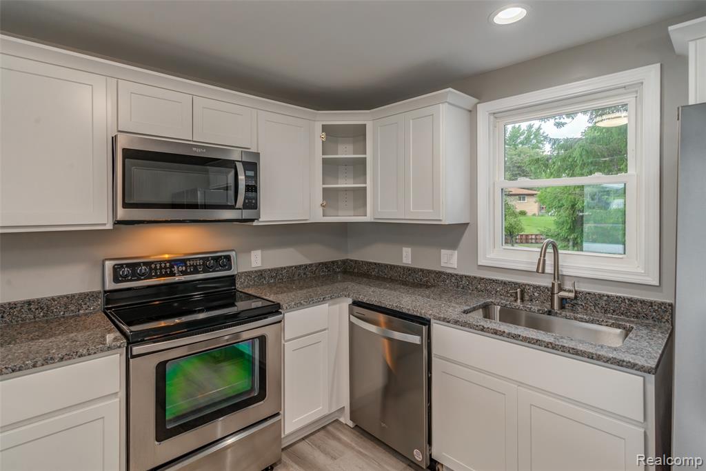 4340 Creedmore Street, Commerce Twp, MI 48382 — Photo 4
