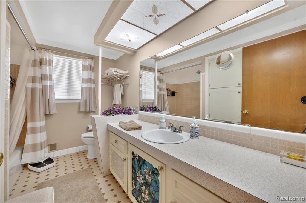 724 Lynndale Drive, Rochester Hills, MI 48309 — Photo 17